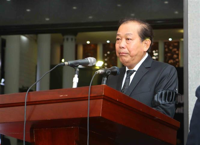 El miembro del Buró Político del Partido Comunista y viceprimer ministro permanente de Vietnam, Truong Hoa Binh, presenta la biografía del presidente Tran Dai Quang y la lista de la Comisión Organizadora del funeral (Fuente: VNA)