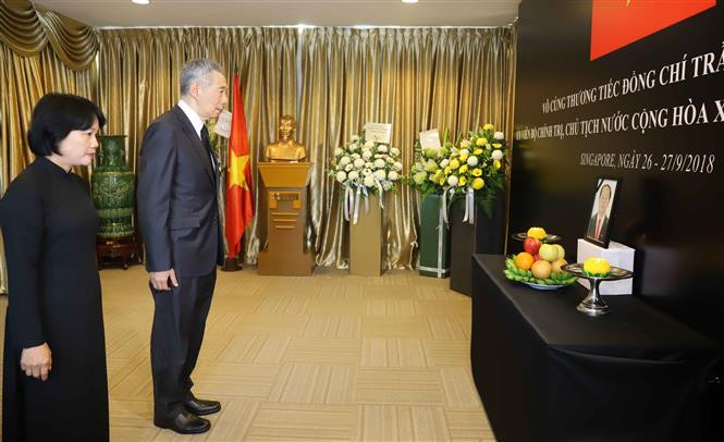 El primer ministro de Singapur, Lee Hsien Loong, rinde homenaje al presidente de Vietnam, Tran Dai Quang, en la Embajada de Hanoi en este país isleño (Fuente: VNA)