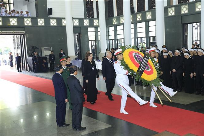 La vicepresidenta de la Duma Estatal (Cámara baja) de la Federación Rusa, Olga Nikolaevna Yepifanova, al frente de una delegación de Moscú, rinde homenaje al presidente Tran Dai Quang (Fuente: VNA)
