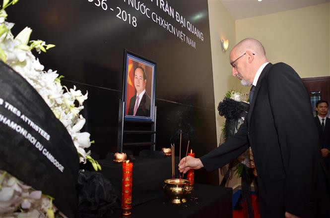 El embajador de Rusia en Camboya rinde homenaje al extinto presidente Tran Dai Quang en la sede diplomática de Vietnam en Phnom Penh (Fuente: VNA)
