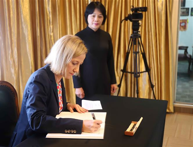 Representante de la Embajada de Estados Unidos en Singapur escribe en el libro de condolencias dedicado al presidente de Vietnam, Tran Dai Quang (Fuente: VNA)