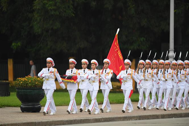 Ceremonia de izamiento de bandera a media asta en la plaza Ba Dinh (Fuente: VNA)