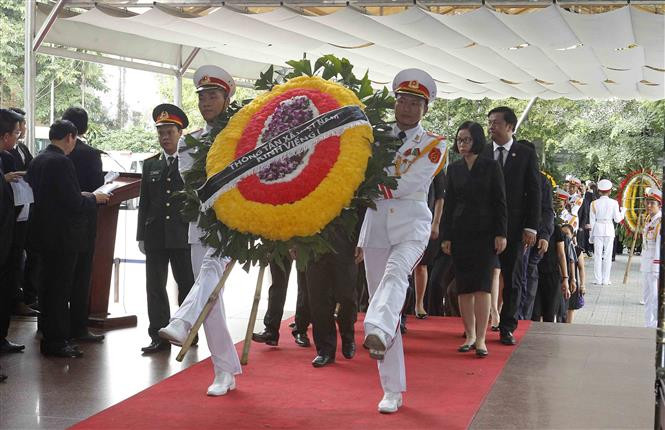 Una delegación de la Agencia Vietnamita de Noticias, encabezada por su director general, Nguyen Duc Loi, rinde tributo al presidente Tran Dai Quang (Fuente: VNA)