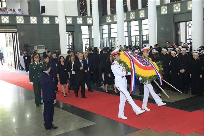 Una delegación de Cuba, dirigida por su vicepresidente de los Consejos de Estado y de Ministros, Roberto Morales Ojeda, rinde tributo al presidente de Vietnam, Tran Dai Quang (Fuente: VNA)