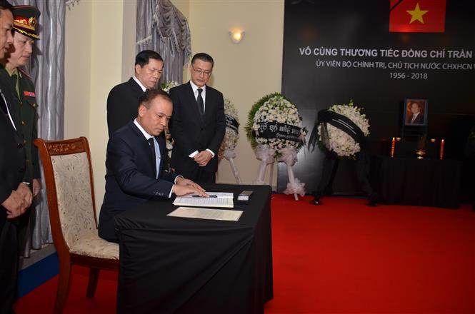 El embajador de Laos en Cmaboya rinde homenaje al presidente vietnamita Tran Dai Quang (Fuente: VNA)