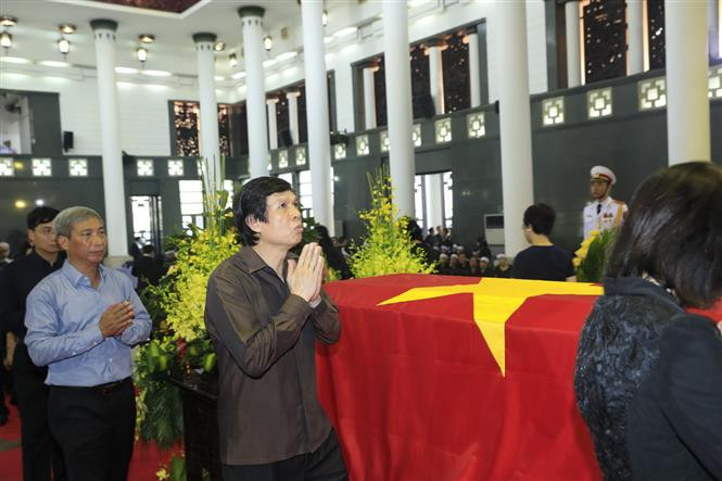 Una delegación de la Agencia Vietnamita de Noticias, encabezada por su director general, Nguyen Duc Loi, rinde tributo al presidente Tran Dai Quang (Fuente: VNA)