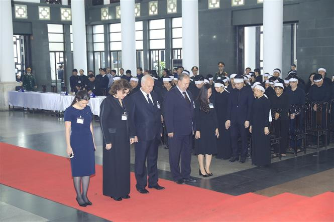 Una delegación de Rusia, encabezada por la vicepresidenta de la Duma Estatal (Cámara baja) de la Federación Rusa, Olga Nikolaevna Yepifanova, rinde tributo al presidente de Vietnam, Tran Dai Quang (Fuente: VNA)
