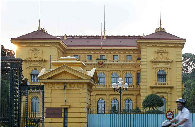 Bandera de Vietnam vuela a media asta en el Palacio Presidencial (Fuente: VNA) 