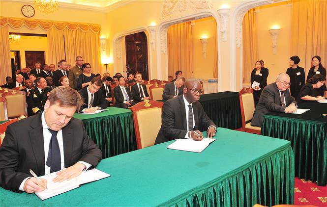 Embajadores y Encargados de Negocios de diferentes países en Vietnam rinden homenaje al presidente Tran Dai Quang (Fuente: VNA)