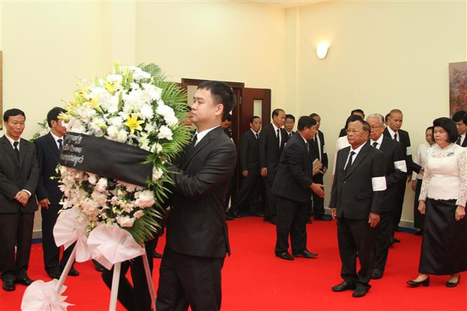 Una delegación del Partido Popular de Camboya, dirigida por su presidente honorario y titular de la Asamblea Nacionalm Heng Samrin, rinde homenaje al presidente vietnamita Tran Dai Quang (Fuente: VNA)