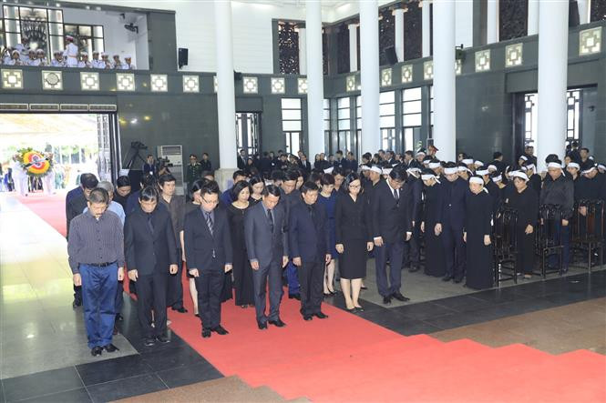 Una delegación de la Agencia Vietnamita de Noticias, encabezada por su director general, Nguyen Duc Loi, rinde tributo al presidente Tran Dai Quang (Fuente: VNA)
