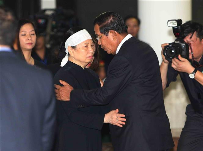 El primer ministro de Camboya, Samdech Techo Hun Sen, expresa su pésame con la viuda del presidente Tran Dai Quang (Fuente: VNA)
