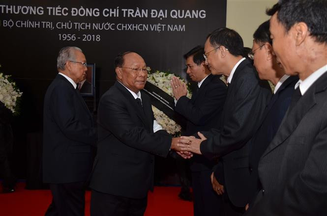 Una delegación del Partido Popular de Camboya, dirigida por su presidente honorario y titular de la Asamblea Nacionalm Heng Samrin, rinde homenaje al presidente vietnamita Tran Dai Quang (Fuente: VNA)