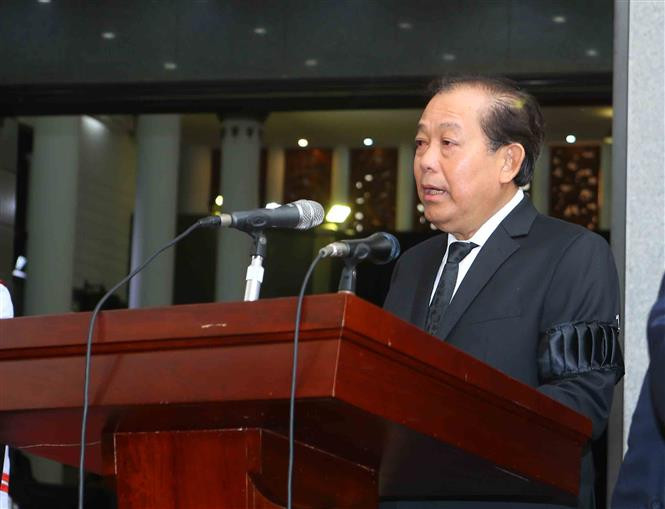 El miembro del Buró Político del Partido Comunista y viceprimer ministro permanente de Vietnam, Truong Hoa Binh, presenta la biografía del presidente Tran Dai Quang y la lista de la Comisión Organizadora del funeral (Fuente: VNA)