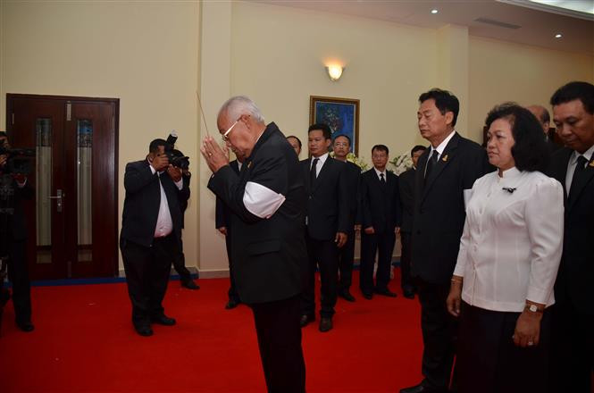 Una delegación del Partido Popular de Camboya, dirigida por su presidente honorario y titular de la Asamblea Nacionalm Heng Samrin, rinde homenaje al presidente vietnamita Tran Dai Quang (Fuente: VNA)