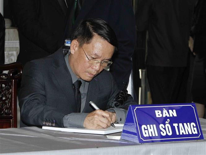 El director general de la Agencia Vietnamita de Noticias, Nguyen Duc Loi, escribe en el Libro de condolencias dedicado al presidente Tran Dai Quang (Fuente: VNA)