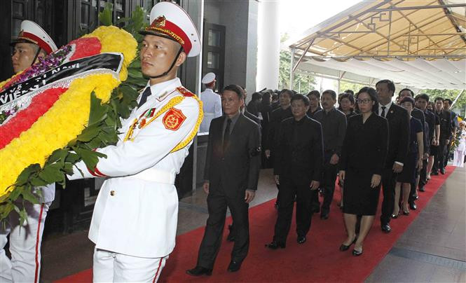 Una delegación de la Agencia Vietnamita de Noticias, encabezada por su director general, Nguyen Duc Loi, rinde tributo al presidente Tran Dai Quang (Fuente: VNA)