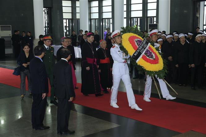Una delegación del Vaticano rinde tributo al presidente de Vietnam, Tran Dai Quang (Fuente: VNA)