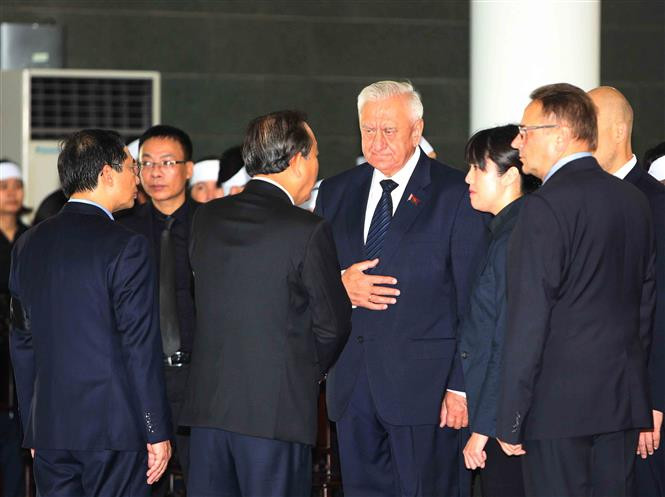 Una delegación de Bielorusia, encabezada por el presidente de su Consejo de la República de la Asamblea Nacional (Cámara Alta), Mikhail Myasnikovich, rinde tributo al presidente de Vietnam, Tran Dai Quang (Fuente: VNA)