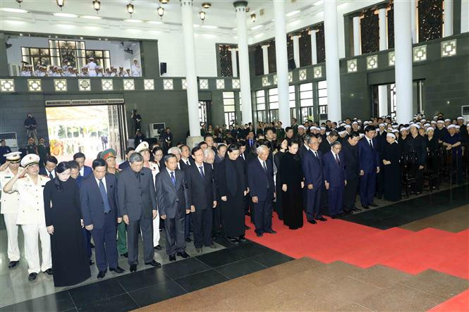 La delegación de la Asamblea Nacional de Vietnam, encabezada por su presidenta, Nguyen Thi Kim Ngan, rinde homenaje al presidente Tran Dai Quang (Fuente: VNA)