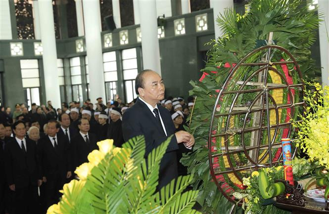 La delegación del Gobierno de Vietnam, encabezada por el primer ministro, Nguyen Xuan Phuc, rinde homenaje al presidente Tran Dai Quang (Fuente: VNA)
