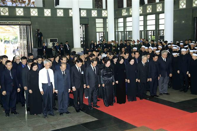 Una delegación, encabezada por la presidenta interina de Vietnam, Dang Thi Ngoc Thinh, rinde homenaje al presidente Tran Dai Quang (Fuente: VNA)