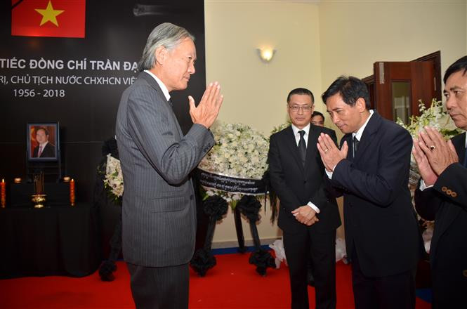 El embajador de Japón en Camboya rinde homenaje al presidente Tran Dai Quang en la sede diplomática de Vietnam en Phnom Penh (Fuente: VNA)