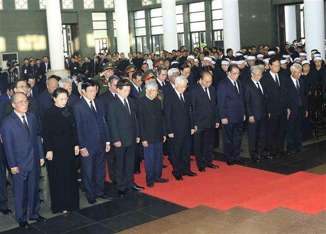 La delegación del Comité Central del Partido Comunista de Vietnam, encabezada por su secretario general, Nguyen Phu Trong, rinde homenaje al presidente Tran Dai Quang (Fuente: VNA)