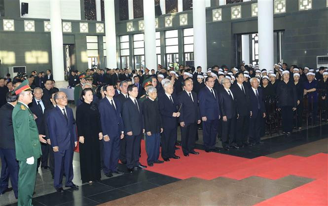 La delegación del Comité Central del Partido Comunista de Vietnam, encabezada por su secretario general, Nguyen Phu Trong, rinde homenaje al presidente Tran Dai Quang (Fuente: VNA)
