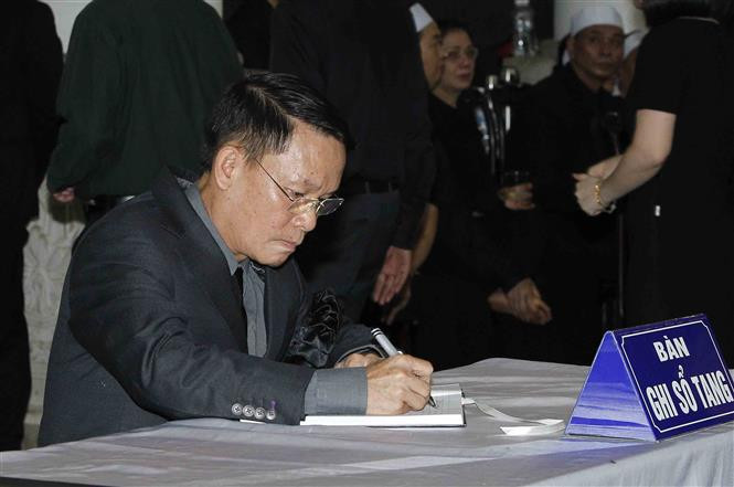 El director general de la Agencia Vietnamita de Noticias, Nguyen Duc Loi, escribe en el libro de condolencias dedicado al presidente Tran Dai Quang (Fuente: VNA)