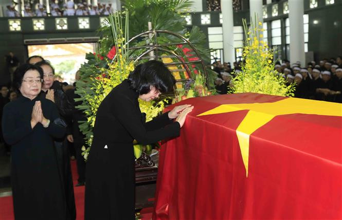 La presidenta interina de Vietnam, Dang Thi Ngoc Thinh, rinde homenaje al presidente Tran Dai Quang (Fuente: VNA)