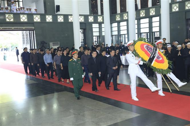 Una delegación de la Agencia Vietnamita de Noticias, encabezada por su director general, Nguyen Duc Loi, rinde tributo al presidente Tran Dai Quang (Fuente: VNA)