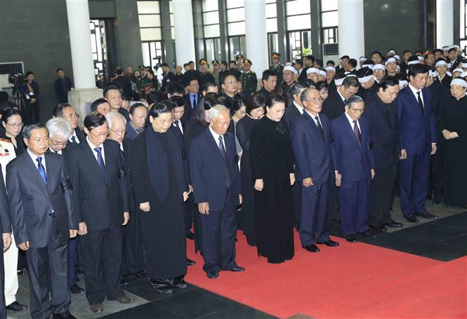 La delegación de la Asamblea Nacional de Vietnam, encabezada por su presidenta, Nguyen Thi Kim Ngan, rinde homenaje al presidente Tran Dai Quang (Fuente: VNA)