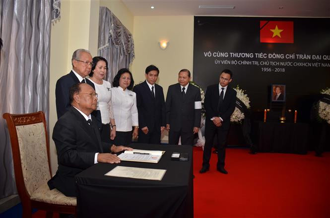 Una delegación del Partido Popular de Camboya, dirigida por su presidente honorario y titular de la Asamblea Nacionalm Heng Samrin, rinde homenaje al presidente vietnamita Tran Dai Quang (Fuente: VNA)