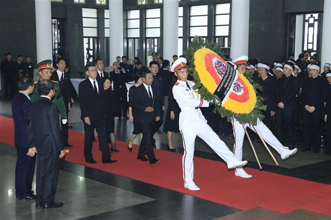 Una delegación de Tailandia rinde tributo al presidente de Vietnam, Tran Dai Quang (Fuente: VNA)