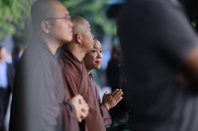 Monjes budistas oran por el difunto presidente de Vietnam (Fuente: VNA)