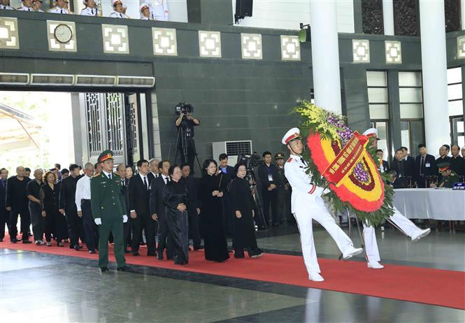 Una delegación, encabezada por la presidenta interina de Vietnam, Dang Thi Ngoc Thinh, rinde homenaje al presidente Tran Dai Quang (Fuente: VNA)