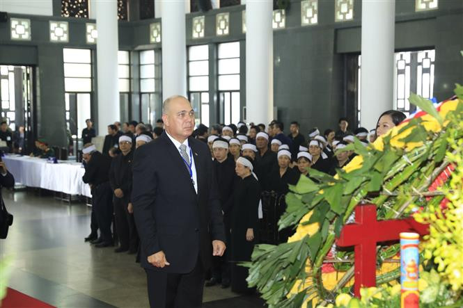 Una delegación de Cuba, dirigida por su vicepresidente de los Consejos de Estado y de Ministros, Roberto Morales Ojeda, rinde tributo al presidente de Vietnam, Tran Dai Quang (Fuente: VNA)