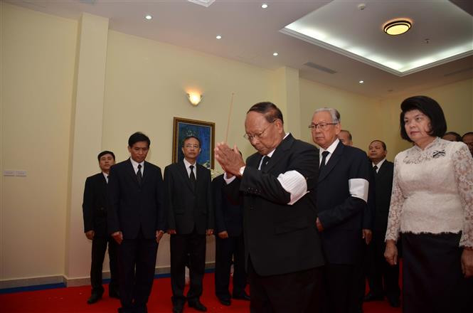 Una delegación del Partido Popular de Camboya, dirigida por su presidente honorario y titular de la Asamblea Nacionalm Heng Samrin, rinde homenaje al presidente vietnamita Tran Dai Quang (Fuente: VNA)