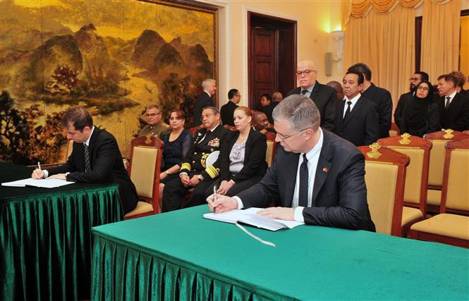 Embajadores y Encargados de Negocios de diferentes países en Vietnam rinden homenaje al presidente Tran Dai Quang (Fuente: VNA)