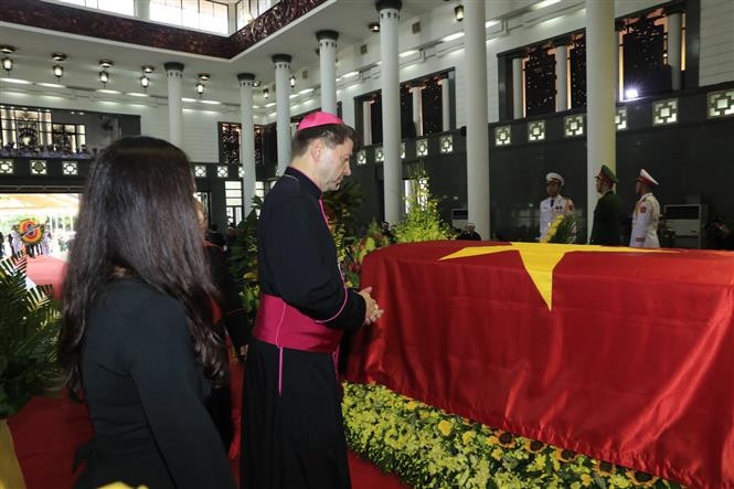 Una delegación del Vaticano rinde tributo al presidente de Vietnam, Tran Dai Quang (Fuente: VNA)