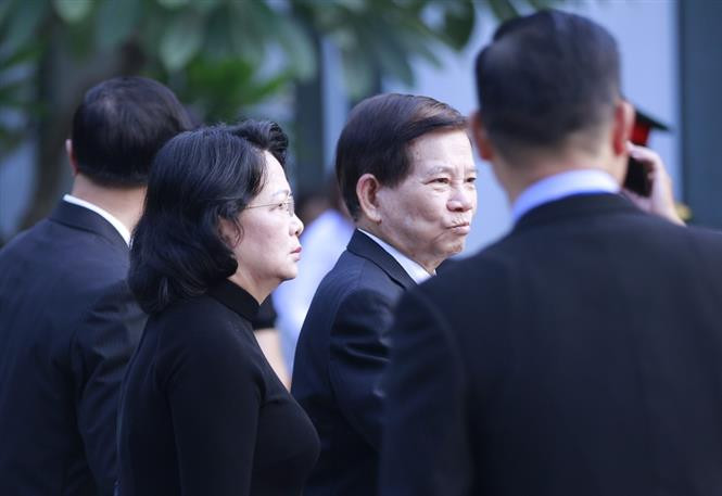 La presidenta interina de Vietnam, Dang Thi Ngoc Thinh, y el expresidente Nguyen Minh Triet estuvieron desde horas tempranas en la Casa Funeraria Nacional (Fuente: VNA)