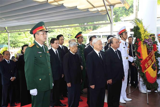 La delegación del Comité Central del Partido Comunista de Vietnam, encabezada por su secretario general, Nguyen Phu Trong, rinde homenaje al presidente Tran Dai Quang (Fuente: VNA)