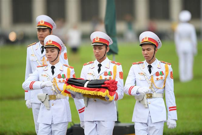 Ceremonia de izamiento de bandera a media asta en la plaza Ba Dinh (Fuente: VNA)