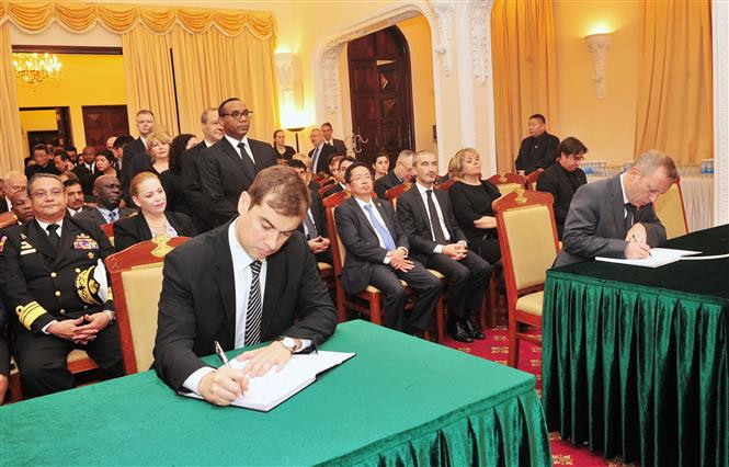 Embajadores y Encargados de Negocios de diferentes países en Vietnam rinden homenaje al presidente Tran Dai Quang (Fuente: VNA)