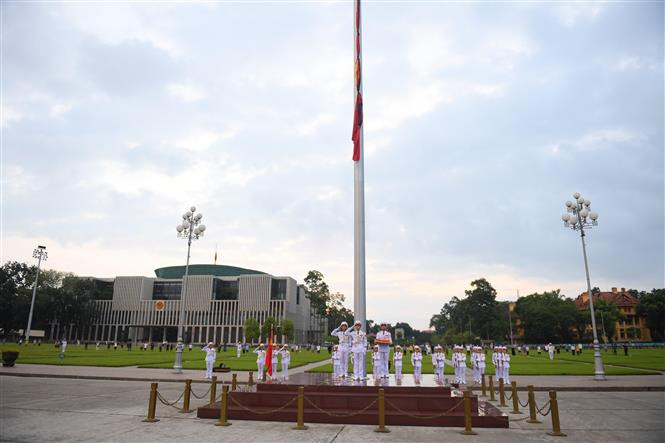 Ceremonia de izamiento de bandera a media asta en la plaza Ba Dinh (Fuente: VNA)