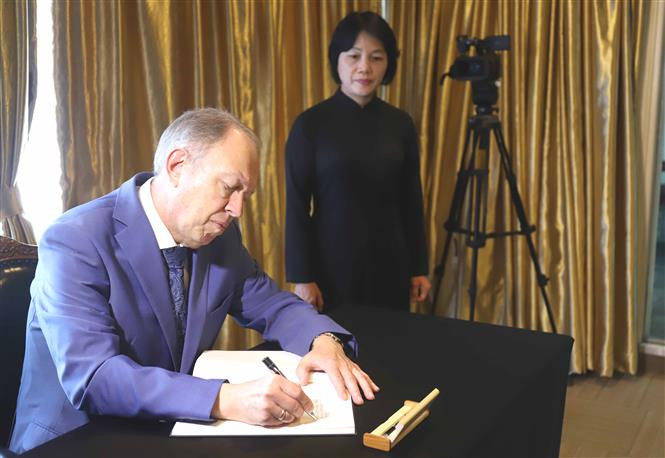 El embajador de Rusia en Singapur, Andrey Tatarinov, escribe en el libro de condolencias dedicado al presidente de Vietnam, Tran Dai Quang (Fuente: VNA)