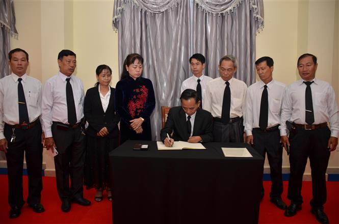 El presidente de la Asociación de Khmer- Vietnam, chau Van Chi, expresa su pésame en el libro de condolencias dedicado al extinto presidente vietnamita Tran Dai Quang (Fuente: VNA)
