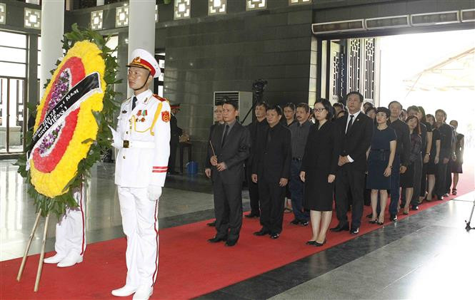 Una delegación de la Agencia Vietnamita de Noticias, encabezada por su director general, Nguyen Duc Loi, rinde tributo al presidente Tran Dai Quang (Fuente: VNA)