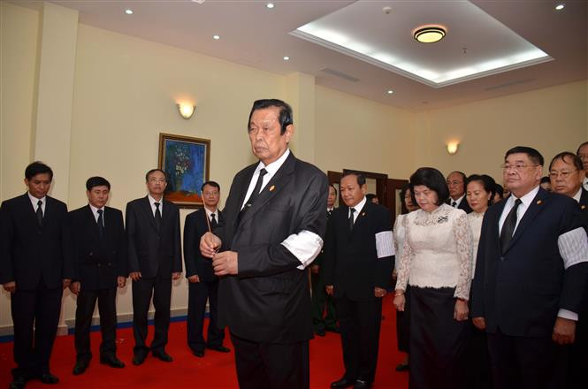 El vicepresidente primero de la Asamblea Nacional de Camboya, Nguon Nhil, rinde homenaje al presidente vietnamita Tran Dai Quang (Fuente: VNA)